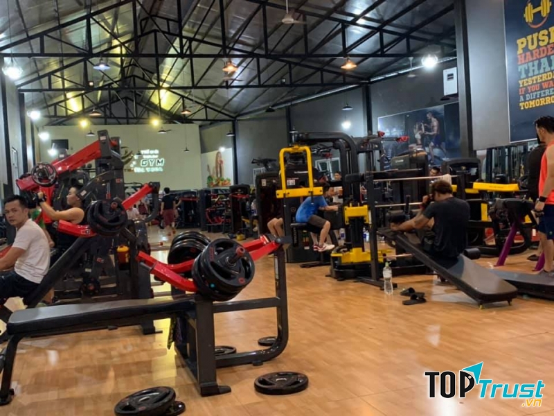 Mọi người đang hăng say luyện tập TOP GYM