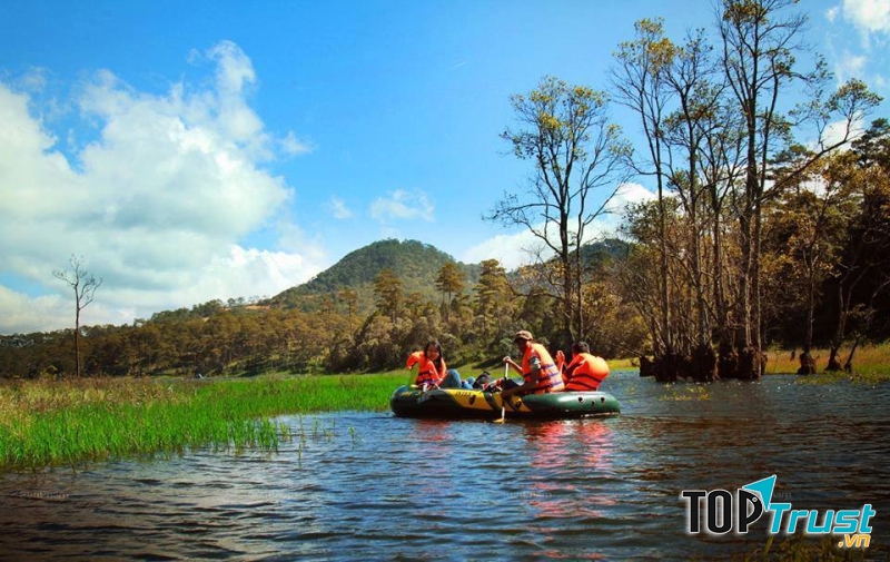 Du khách trải nghiệm cảm giác chèo thuyền trên hồ Tuyền Lâm