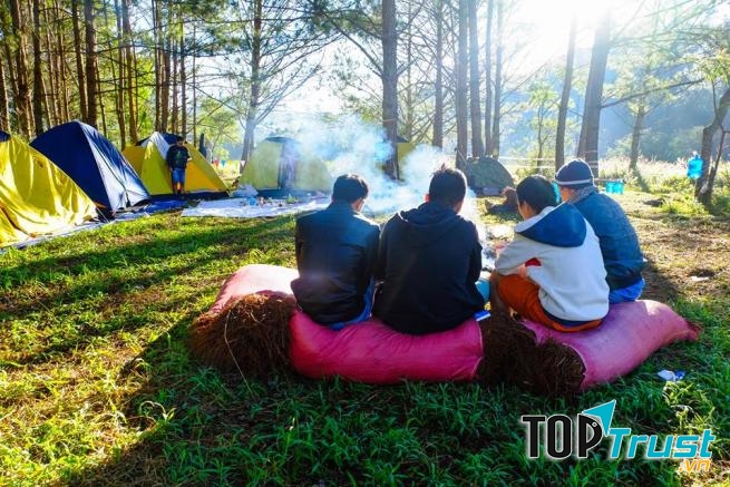 Du khách cắm trại và qua đêm cùng nhau ở hồ Tuyền Lâm