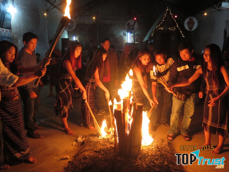 Du khách giao lưu đốt lửa với đồng bào địa phương