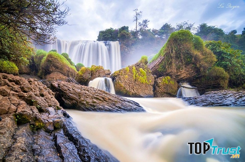 Thác Voi Đà Lạt đổ dài như tấm lụa vắt ngang lên những mỏm đá