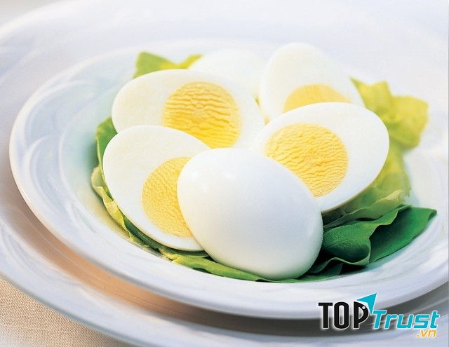 Sử dụng trứng luộc như một bữa ăn dặm nhẹ trước khi đi ngủ để bổ sung protein.