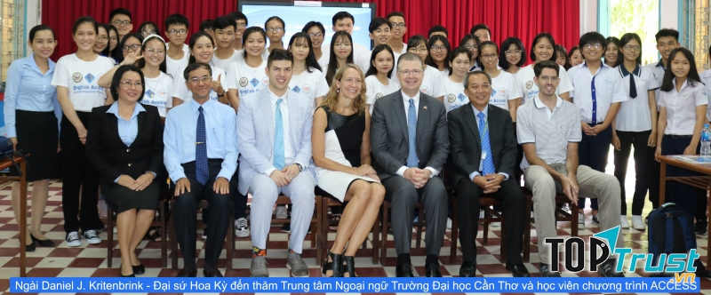 Đại sứ quán Hoa Kỳ đến thăm Trung tâm Ngoại ngữ Trường Đại Học Cần Thơ