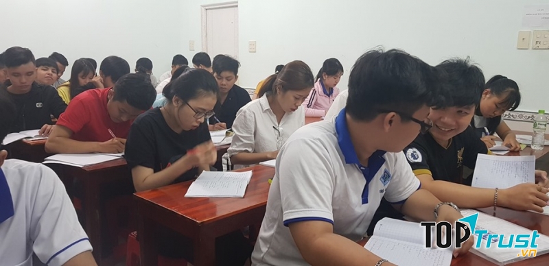 Trung tâm Ngoại ngữ Future thu hút nhiều học viên đến đăng ký tham gia học