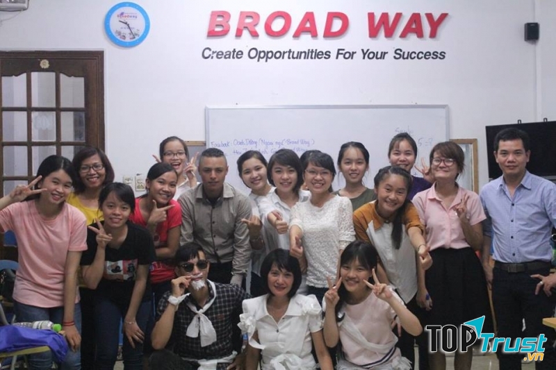 Các học viên sau giờ học tại trung tâm Ngoại ngữ quốc tế Broad Way