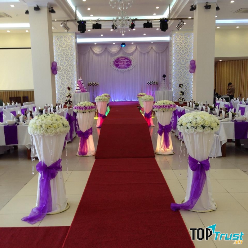 Thảm đỏ và hoa cho không gian tiến đến lễ đường của cặp đôi cô dâu chú rể