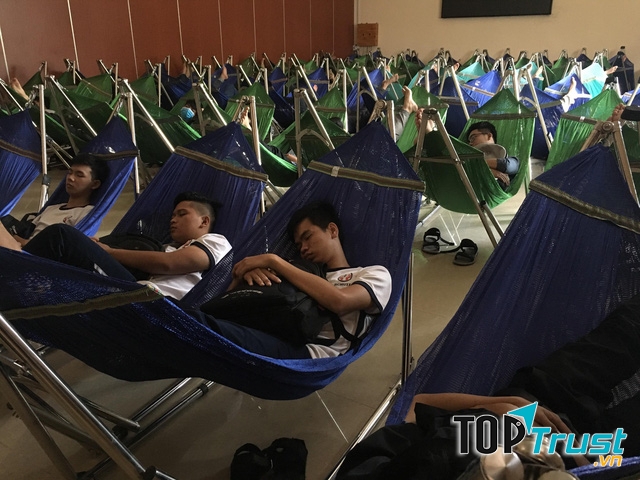 Sinh viên ĐH SPKT nghỉ trưa tại Hội trường lớn