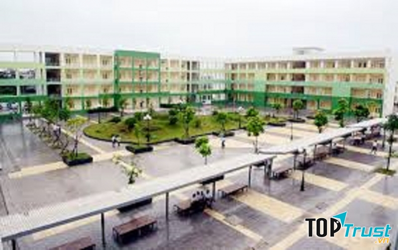 Trường THPT chuyên Nguyễn Huệ