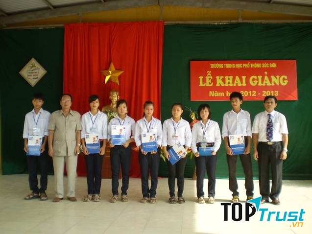 Khen thưởng các em học sinh