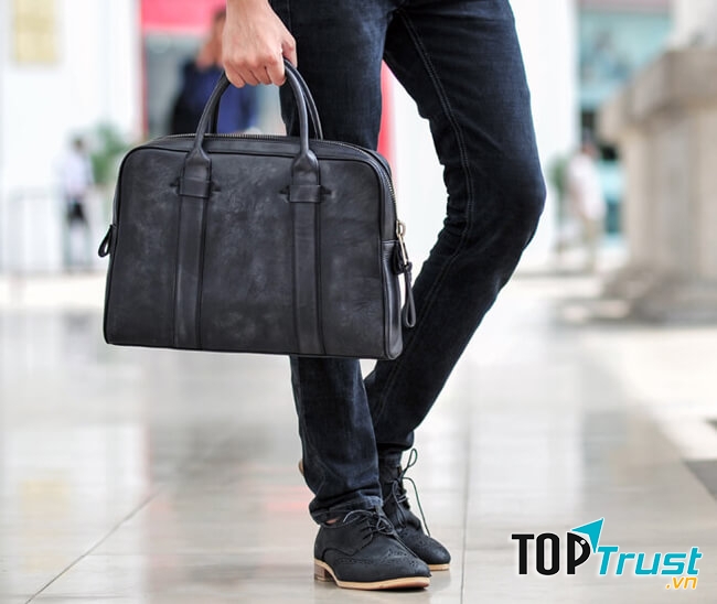 Một chiếc túi xách là điều không thể thiếu đối với các ông chồng là nhân viên công sở.