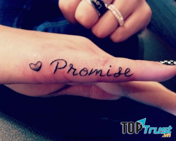 Thông thường để tạo điểm nhấn, các bạn trẻ thường chọn một dòng chữ hoặc cái tên được viết cách điệu theo xu hướng mềm mại, kéo dọc theo đốt ngón tay.