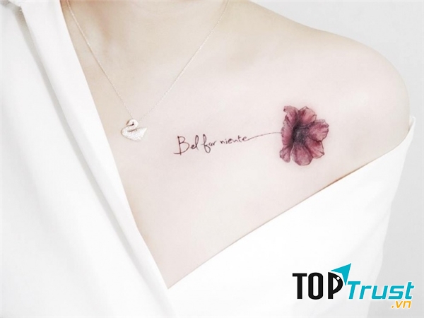 Các người đẹp cổ đại thường xem xương quai xanh là điểm xăm lý tưởng bởi nó khiến bạn trông gợi cảm hơn.