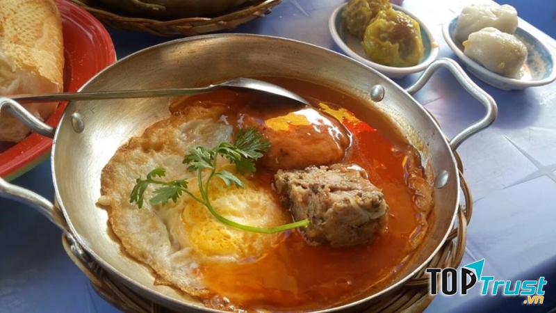 Bạn có thể ăn há cảo riêng hoặc gọi ăn cùng với bánh mì chảo.