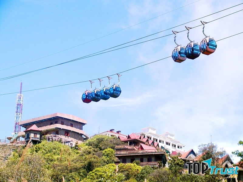 Di chuyển bắng cáp treo ngắm Bà Nà