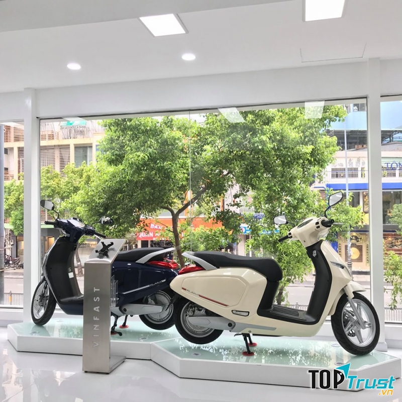 Mẫu xe máy điện Klara bao gồm hai phiên bản ắc-quy chì và  pin lithium-ion