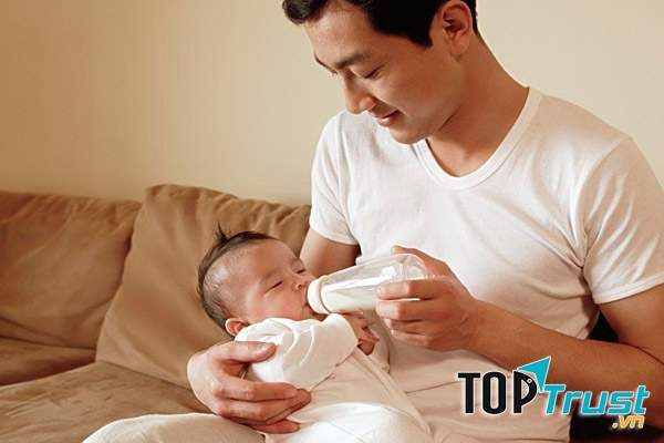 Bé nên ăn khoảng 150-200 ml/kg.