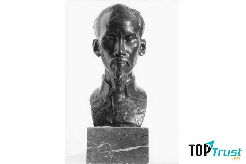 Tượng Bác Hồ của Vũ Cao Đàm.