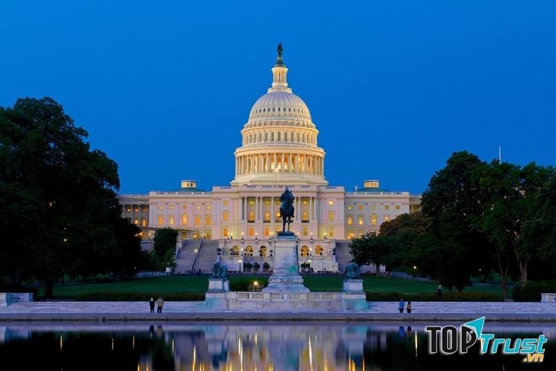 Nhà Trắng - trung tâm chính trị, kinh tế, văn hóa của nước Mỹ ở Washington.