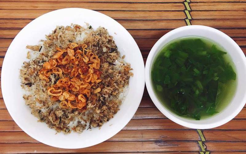 Xôi cá rô đồng có canh ăn kèm