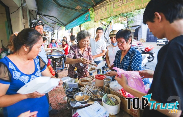 Xôi cay Hai Cô lúc nào cũng đông khách