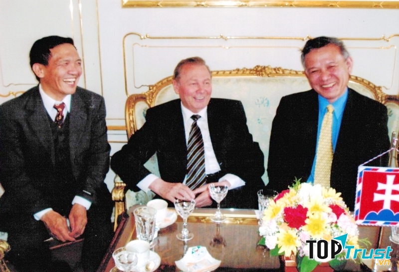 Chủ tịch công ty Cổ Phần Kỹ Nghệ Thực Phẩm Vifon và đối tác