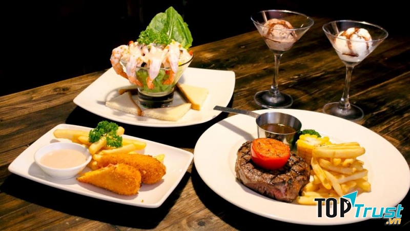 Món Âu hấp dẫn tại nhà hàng.