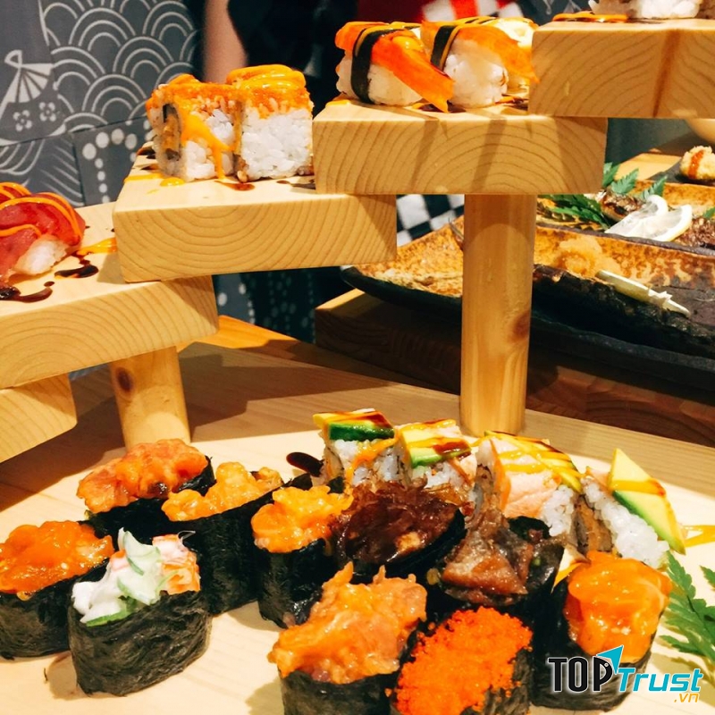 Món sushi hấp dẫn tại nhà hàng