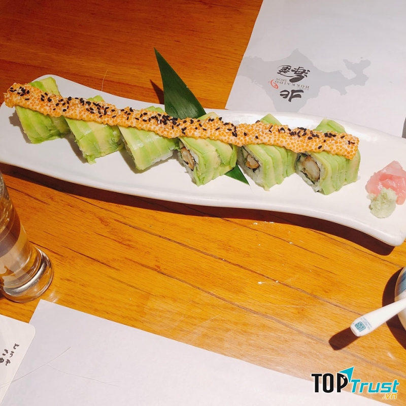 Món sushi hấp dẫn tại nhà hàng