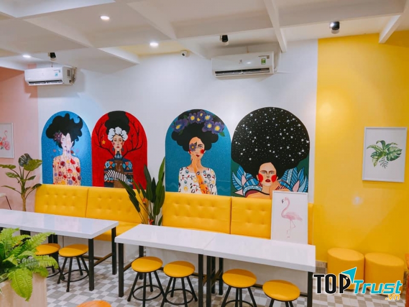 Không gian quán được thiết kế và trang trí với tone màu cute rực rỡ