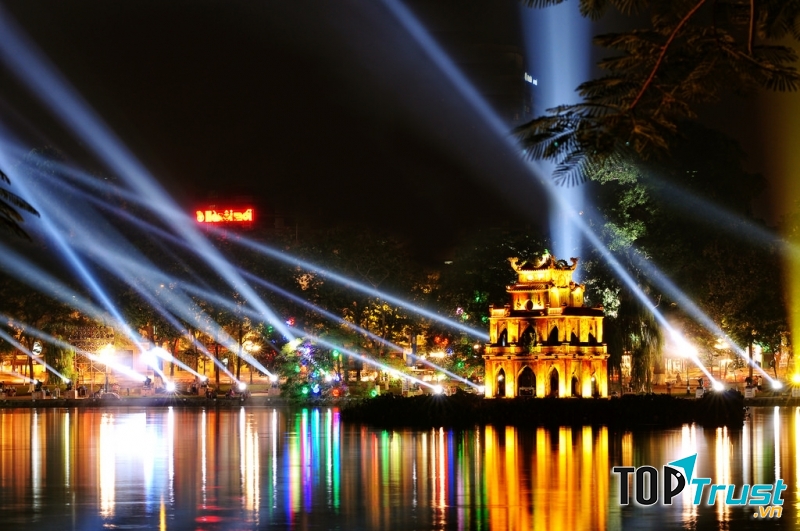 Vẻ đẹp nên thơ, lung linh của hồ Gươm vào dịp Giáng Sinh