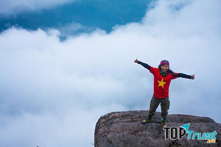 Leo bộ lên một đỉnh núi