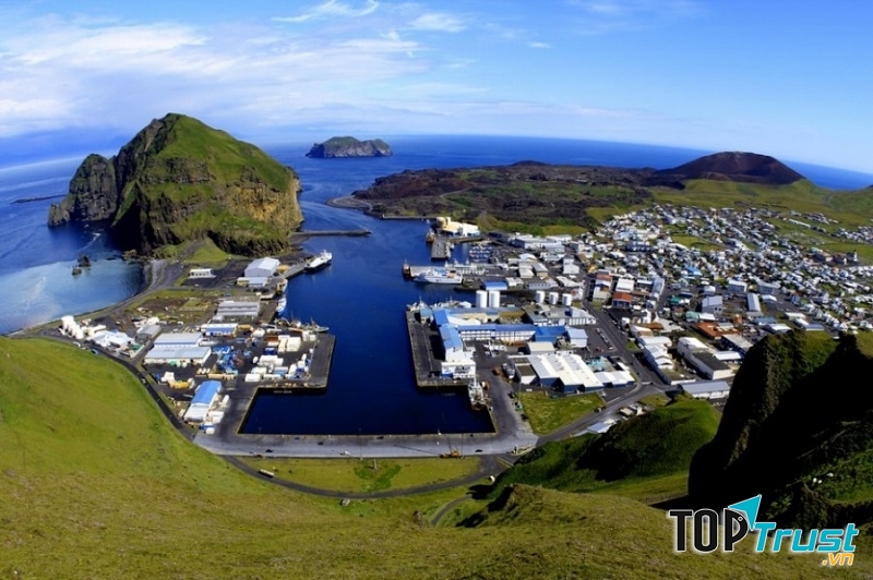 Thị trấn Vestmannaeyjar nhìn từ trên cao