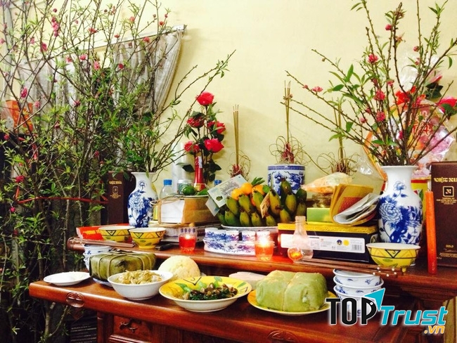Năm nào cũng thế, mẹ hay nấu thật nhiều món ngon như bánh chưng, nem, giò, chả, canh măng… để cúng ông bà tổ tiên.