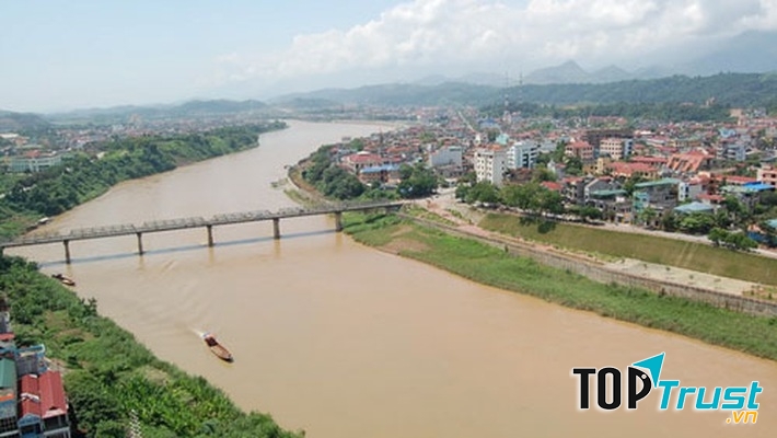 Mỗi mùa dòng sông lại mang một dáng vẻ khác nhau.