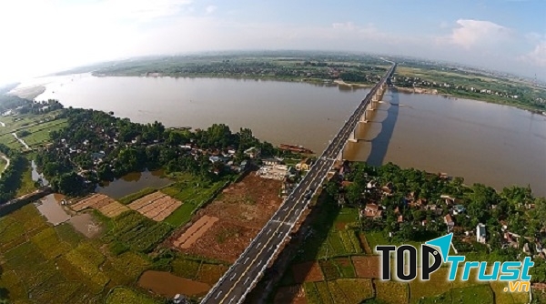 Vài tia nắng cuối ngày còn lại rọi trên mặt sông tạo thành một bức tranh tuyệt đẹp.