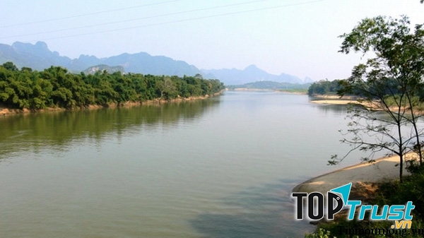 Dòng nước chảy cũng giống như thời gian chảy trôi, rồi cũng mang đi những câu chuyện để người ta sẽ nhớ.