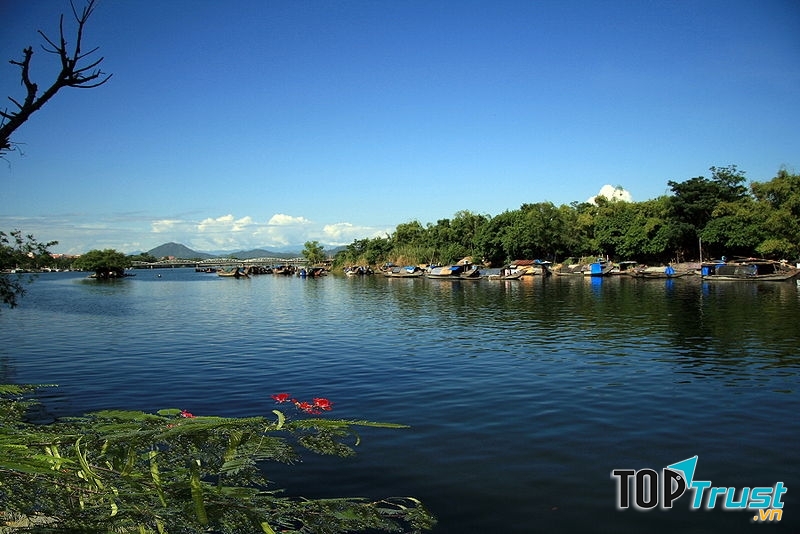 Mỗi khi chị gió nhẹ thoảng qua, mặt nước lăn tăn gợn sóng.