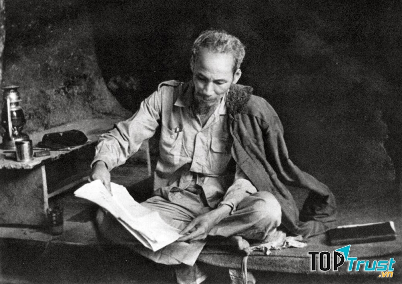 Người làm việc trong hang đá ở Việt Bắc năm 1951.