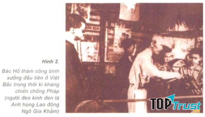 Bác Hồ thăm công binh xưởng đầu tiên ở Việt Bắc trong thời kì kháng chiến chống Pháp