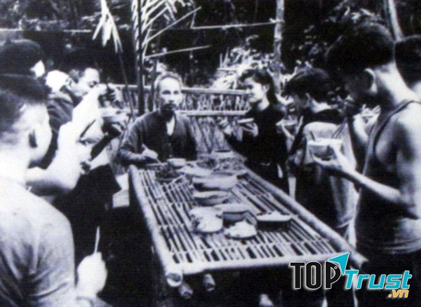 Bữa cơm đạm bạc của Hồ Chủ tịch với các đồng chí tại căn cứ cách mạng