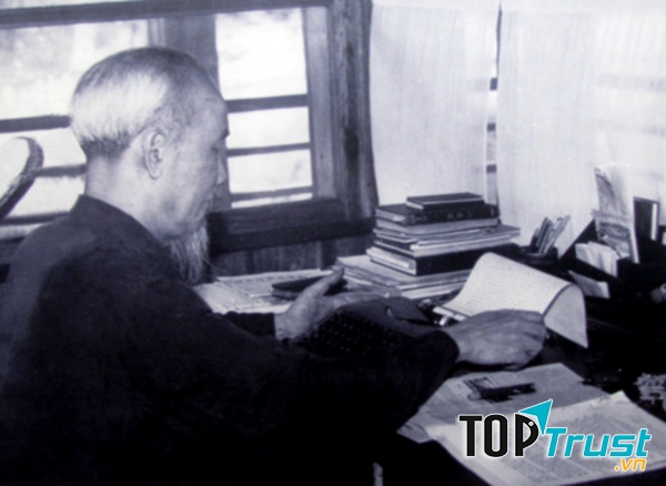 Thói quen làm việc, sắp xếp tài liệu gọn gàng, ngăn nắp của Hồ Chủ tịch vẫn không hề thay đổi dù ở nơi đâu.