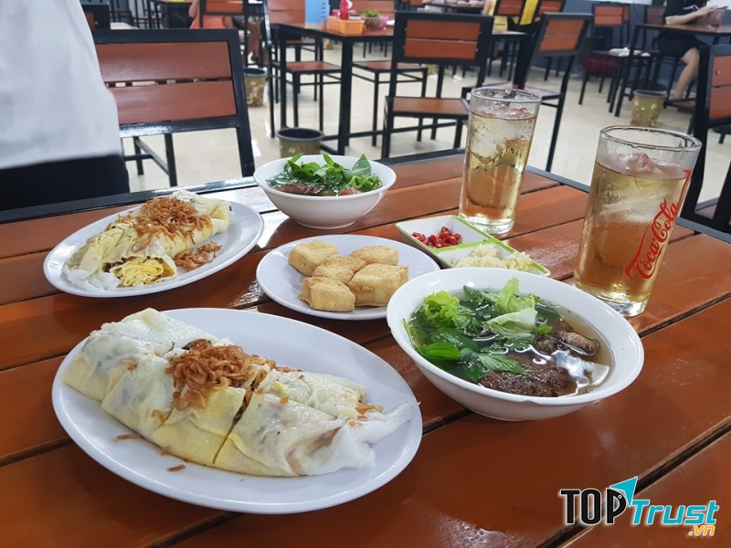 Vào mỗi buổi sáng lành lạnh, đôi chân lại lê la từng bước tìm cho mình một không gian tại quán bánh cuốn bà Xuyến “sưởi ấm” chiếc dạ dày