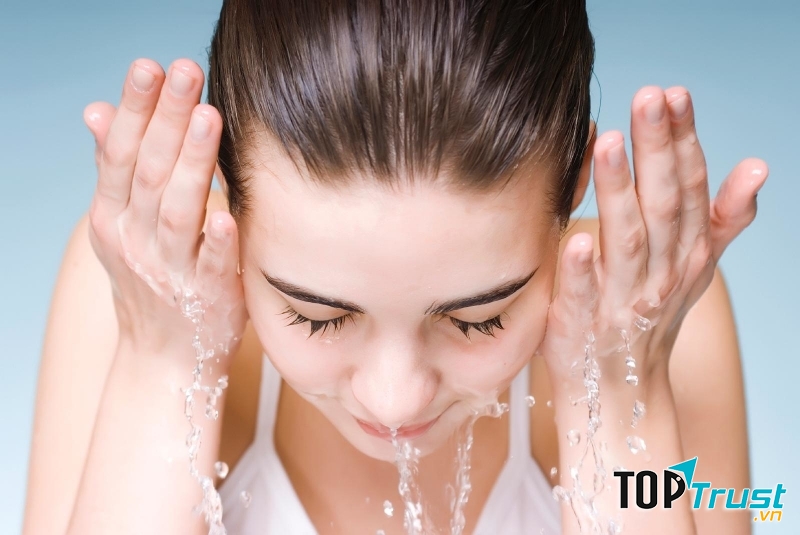 Rửa mặt sạch là bí quyết quan trọng trong việc chăm sóc da mụn