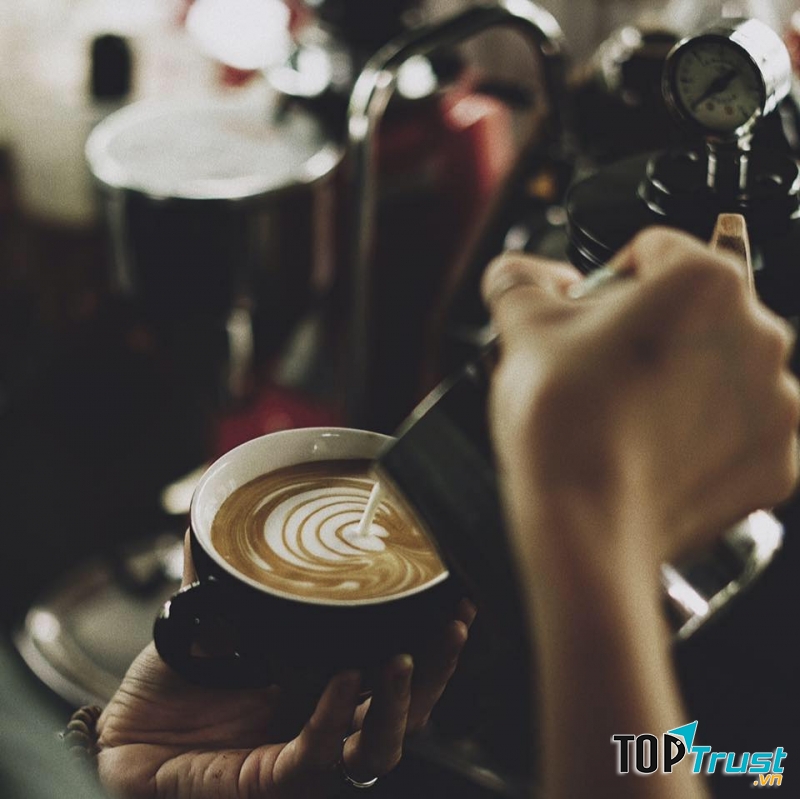 Một tách cappuchino được pha chế tại The HANDS
