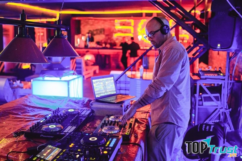 DJ người nước ngoài phong cách.