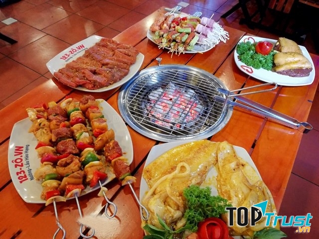 Thực đơn đồ nướng đa dạng, đặc biệt nhất là xiên nướng với hơn 40 loại khác nhau