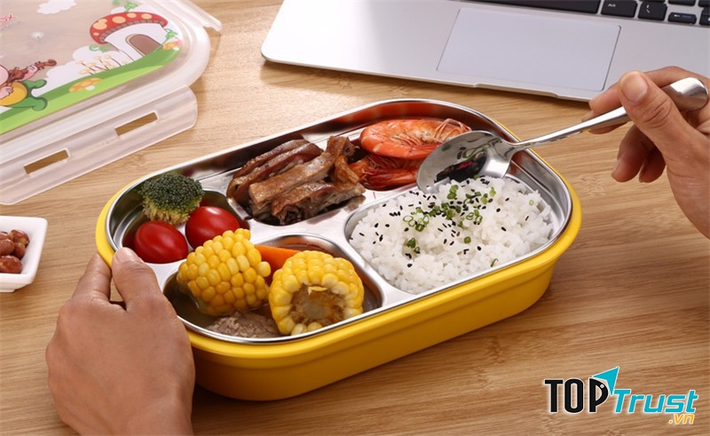 12h00: Ăn trưa và nghỉ trưa
