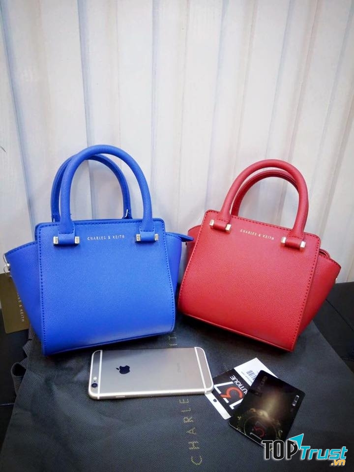 Tại 137 Boutique, mẫu túi xách như trong hình có giá sale là: 390.000 VNĐ (hình ảnh lấy từ Fanpage của shop)