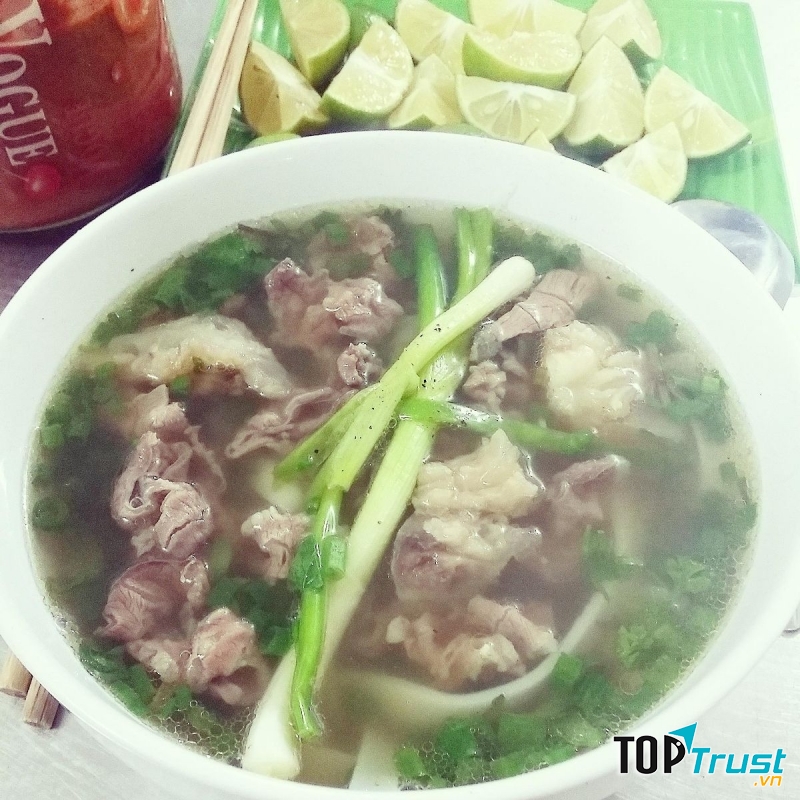 Phở gân bắp bò tại quán