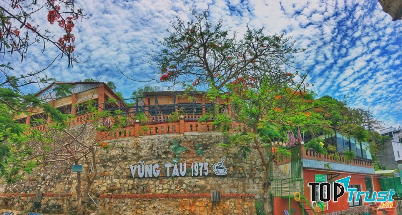Không gian tại 1975 cafe